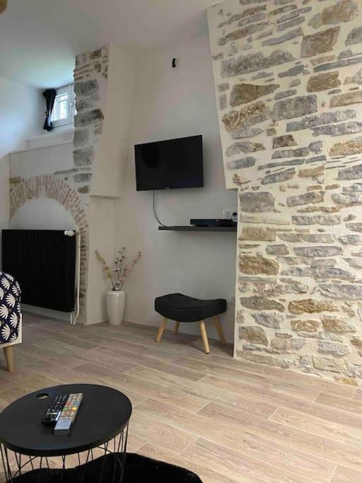 Charmant Studio Idealement Place Et Paisible ! Oloron-Sainte-Marie Exterior foto